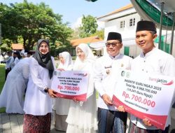 Bupati Ipuk Serahkan Insentif Rp9 Miliar untuk 14 Ribu Guru Ngaji di Banyuwangi