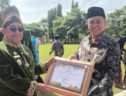 Dr. Naghfir Terima Penghargaan Notaris Pembayar BPHTB Terbesar di Sumenep
