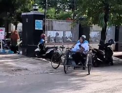 Hari Rabu Tanpa BBM, Direktur RSUD Moh Anwar Naik Becak