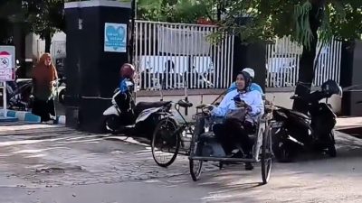Hari Rabu Tanpa BBM, Direktur RSUD Moh Anwar Naik Becak